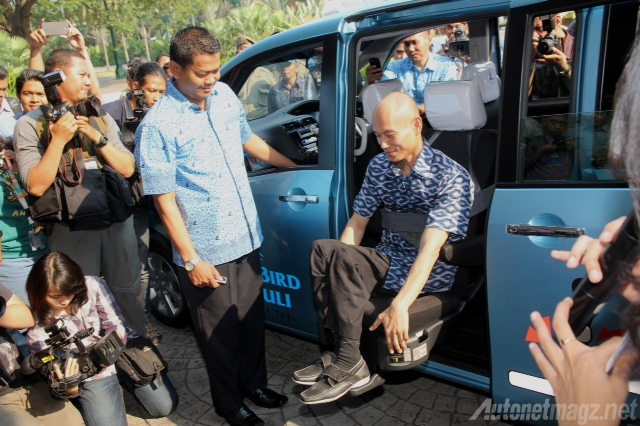 Berita, Demonstrasi-fitur-serena-taksi: Blue Bird Resmikan Nissan Serena Life Care Vehicle Taxi