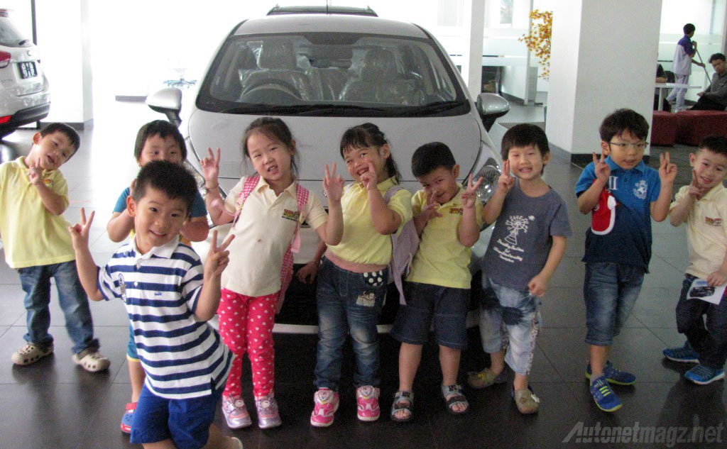 Berita, Foto-bersama-mobil-KIA: KIA Mengajak Anak-Anak Mengenal Dunia Otomotif