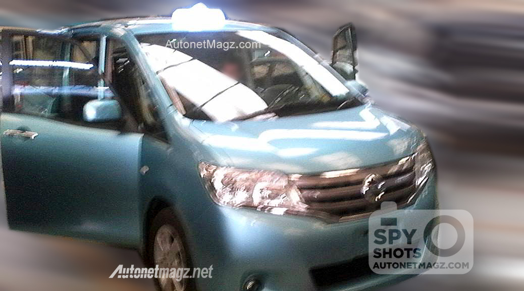 Berita, Foto penampakan spyshot Taksi Bluebird Nissan Serena 2014: Nissan Serena Jadi Armada Taksi Blue Bird?