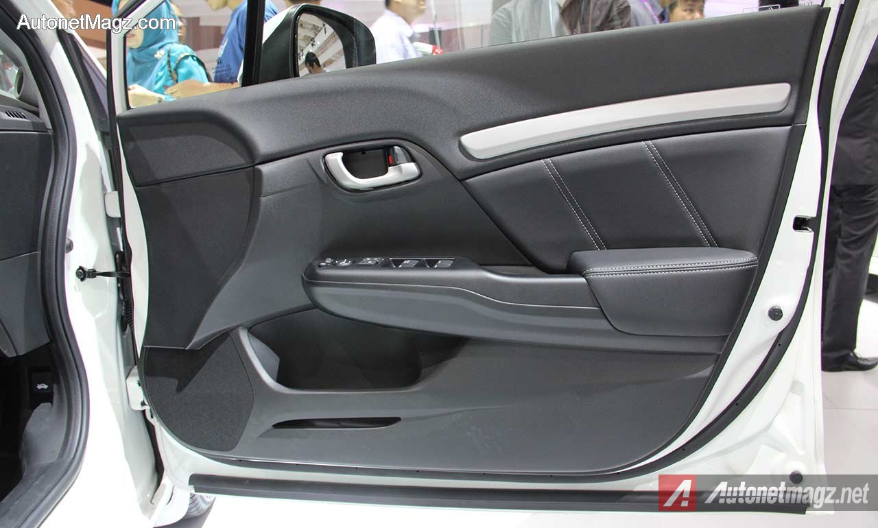 Honda, Honda-Civic-Facelift-2014-2000-cc-Door-Trim: Honda Civic Facelift 2014 Diluncurkan di IIMS 2014