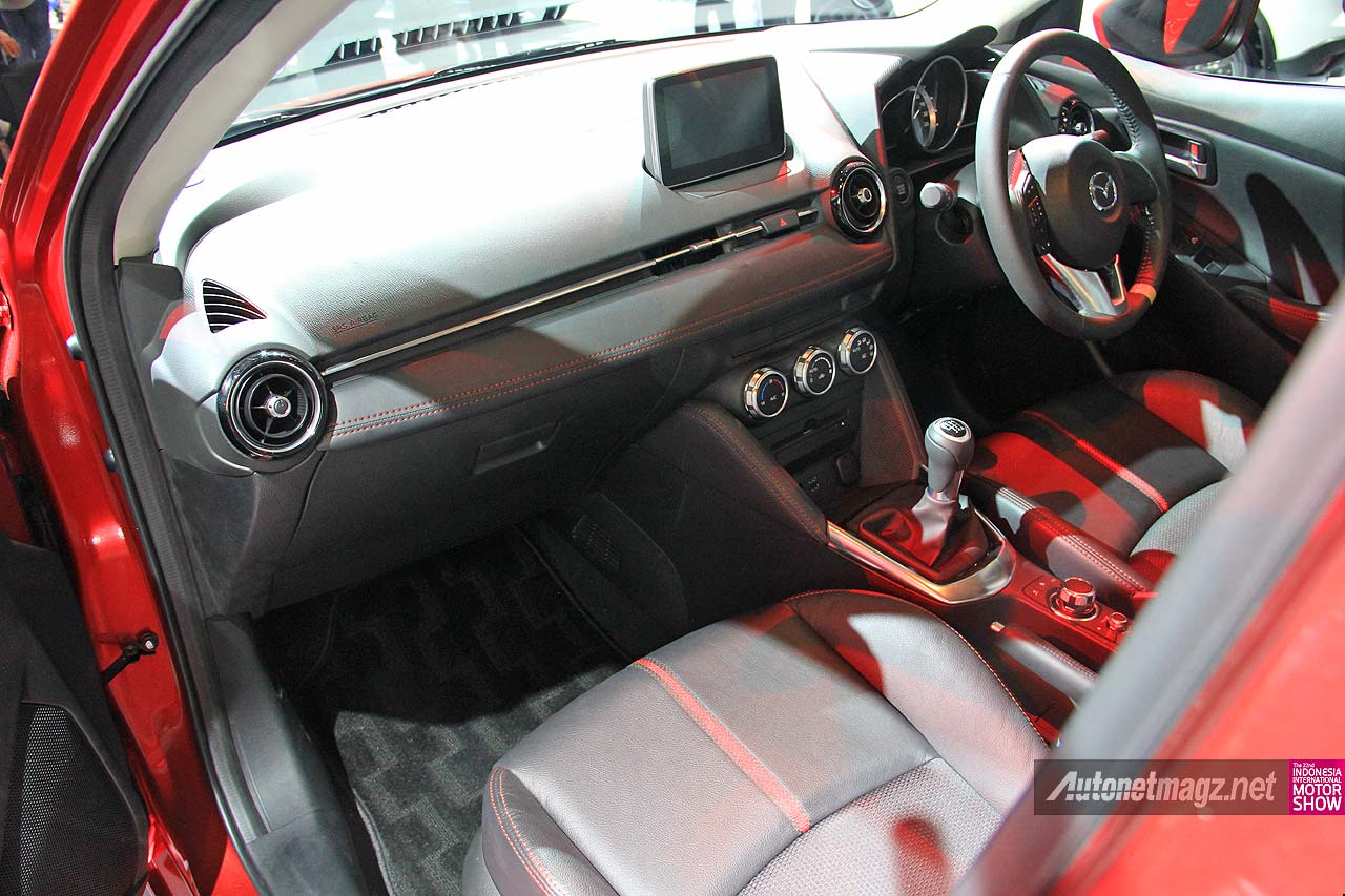 IIMS 2014, Interior dashboard Mazda 2 SkyActiv baru tahun 2015: [Exclusive] First Impression Review Mazda 2 SkyActiv 2015 Indonesia [with Video]