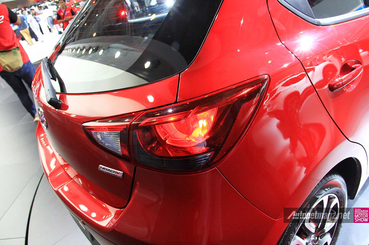 IIMS 2014, Lampu rem belakang Mazda 2 baru 2015 SkyActiv: [Exclusive] First Impression Review Mazda 2 SkyActiv 2015 Indonesia [with Video]