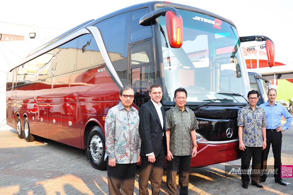 Berita, Sasis-Bus-Baru-Mercedes: Mercedes-Benz Hadirkan Sasis Bus Terpanjang di IIMS 2014