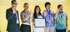 Suzuki Hustler mendapat penghargaan di Indonesia Wow Product Automotive IIMS 2014 yang diterima Dimelza Sharindradini