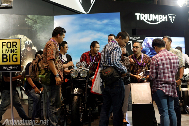 Berita, Transaksi-Booth-Triumph-IIMS: Pertama Kali Ramaikan IIMS, Triumph Peroleh Hasil Penjualan Memuaskan