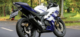 Ngebut naik motor sport Yamaha YZF-R15
