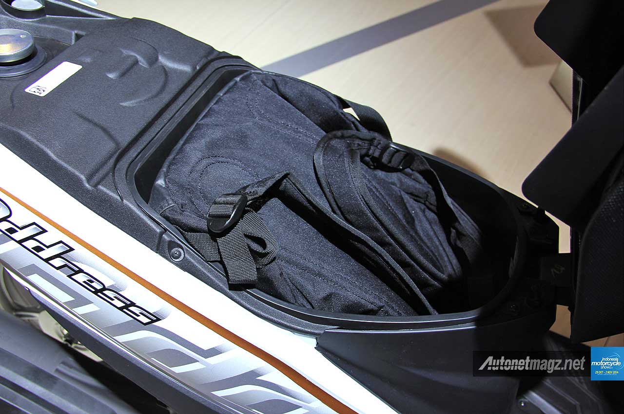 IMOS 2014, Bagasi Suzuki Address muat helm full face dan tas berisi laptop 14 inci: First Impression Review Suzuki Address FI [Galeri Foto]