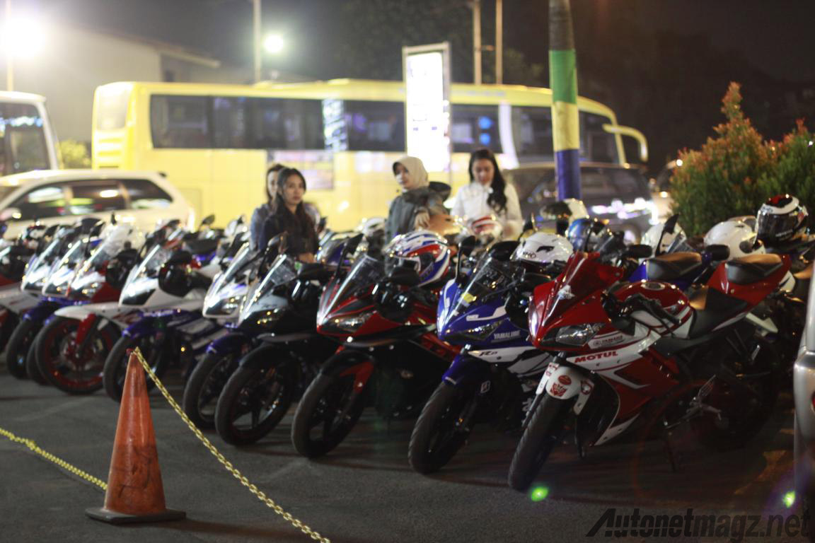 Berita, Parkiran-Yamaha-R15-Bandung: Yamaha R15 Bandung Sosialisasikan Safety Riding di Auto Festival Bandung