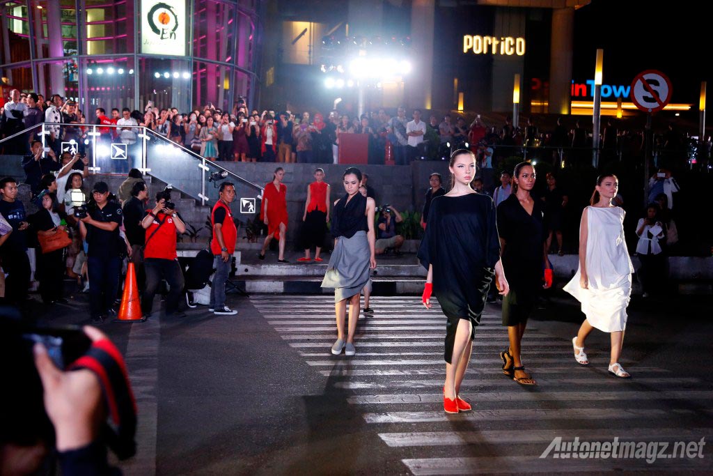 Berita, Catwalk-Model-Mazda-Fashion-Street: Mazda Fashion Street Pamerkan Mazda 2 Dalam Fashion Show