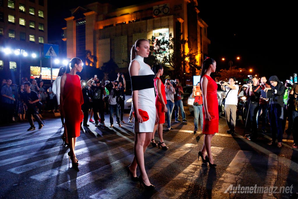 Berita, Model-Mazda-Fashion-Street: Mazda Fashion Street Pamerkan Mazda 2 Dalam Fashion Show