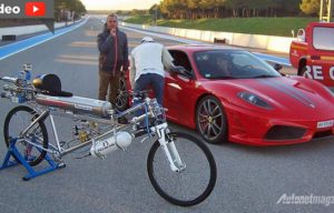 Sepeda Roket Lawan Ferrari 430 Scuderia, Siapa yang Menang?