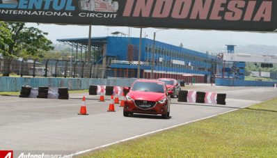 Test Drive Mazda2 SkyActiv Transmisi Manual di Sirkuit Sentul Test Drive Mazda2 SkyActiv Transmisi Manual di Sirkuit Sentul