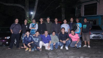 Komunitas Proton Persona Jelajahi Puncak di Tengah Kegelapan Malam Komunitas Proton Persona Jelajahi Puncak di Tengah Kegelapan Malam