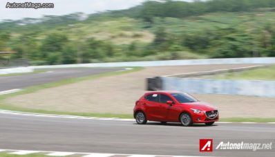 Test Drive Mazda2 SkyActiv Transmisi Manual di Sirkuit Sentul Test Drive Mazda2 SkyActiv Transmisi Manual di Sirkuit Sentul