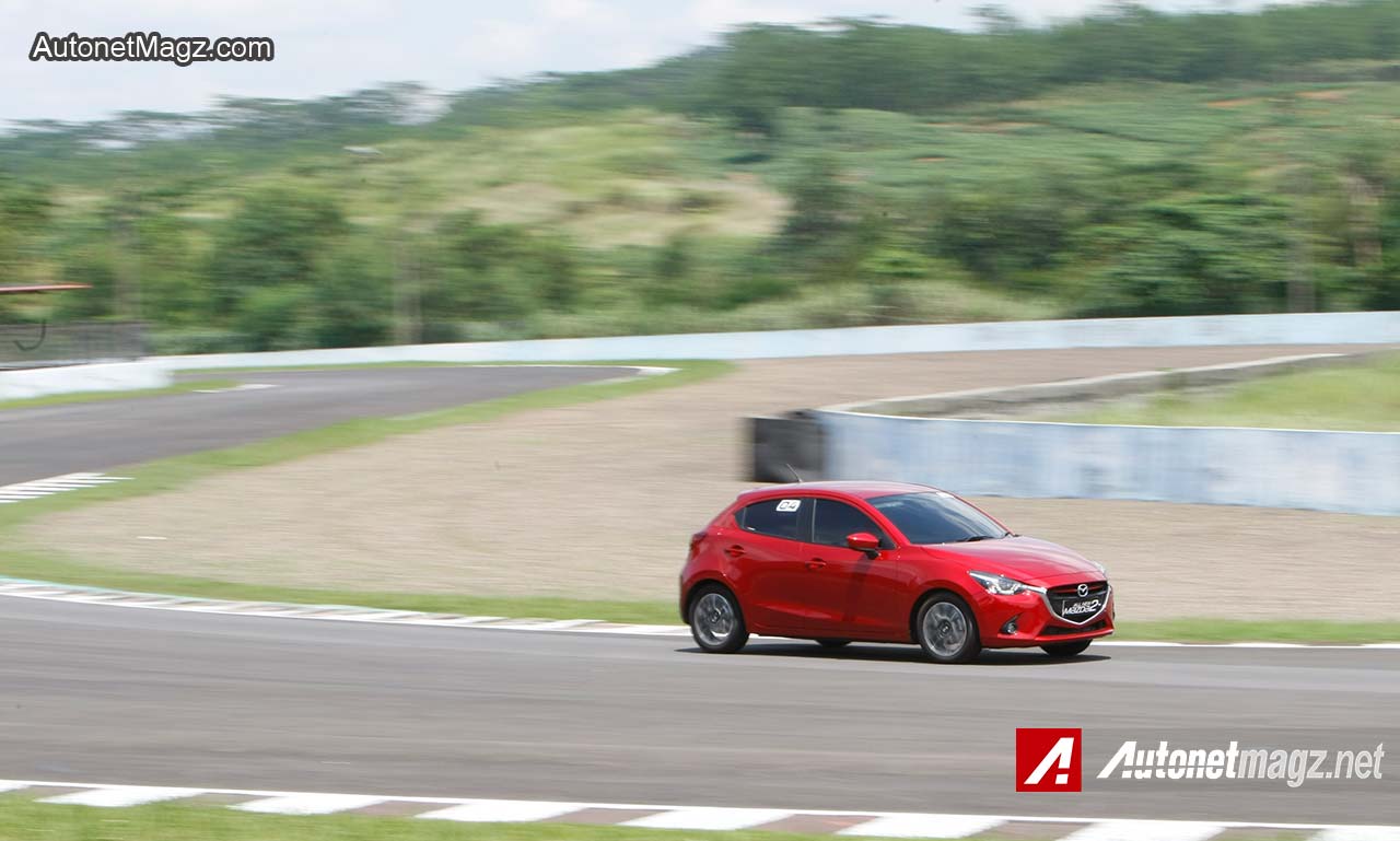 Mazda, Mazda2-SkyActiv: Test Drive Mazda2 SkyActiv Transmisi Manual di Sirkuit Sentul