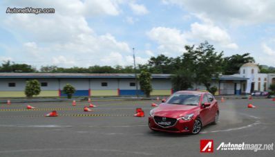 Test Drive Mazda2 SkyActiv Transmisi Manual di Sirkuit Sentul Test Drive Mazda2 SkyActiv Transmisi Manual di Sirkuit Sentul