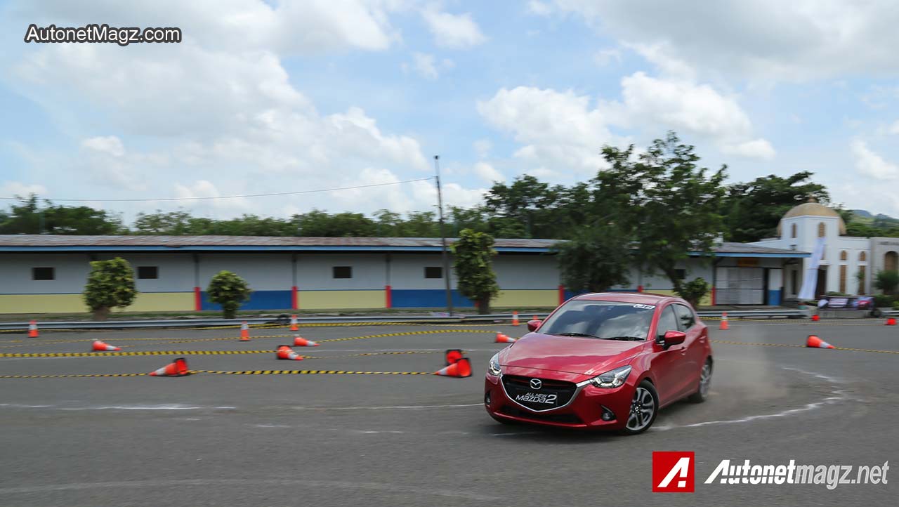 Mazda, Slalom-Mazda-2-SkyActiv: Test Drive Mazda2 SkyActiv Transmisi Manual di Sirkuit Sentul