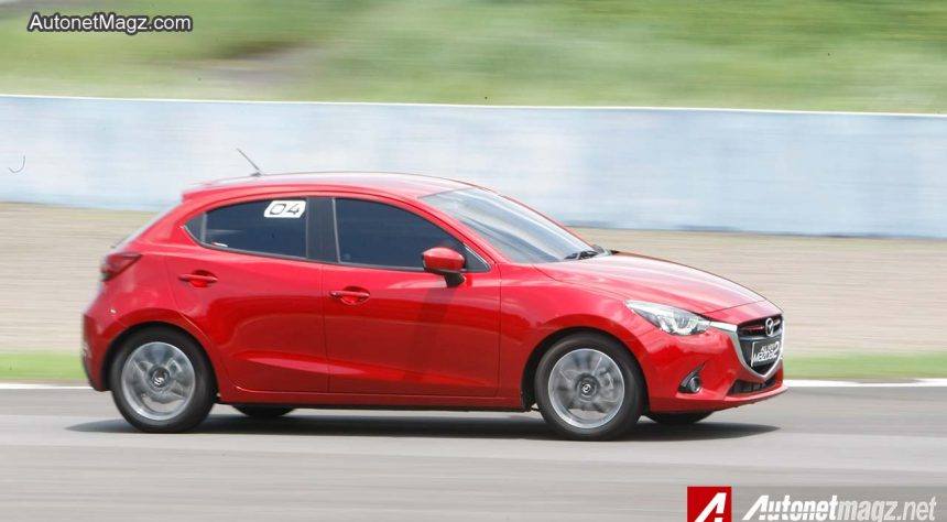 Test Drive Mazda2 SkyActiv Transmisi Manual di Sirkuit Sentul Test Drive Mazda2 SkyActiv Transmisi Manual di Sirkuit Sentul