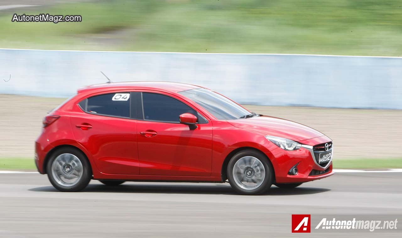 Mazda, Test-Drive-Mazda2-SkyActiv-2015-Indonesia: Test Drive Mazda2 SkyActiv Transmisi Manual di Sirkuit Sentul