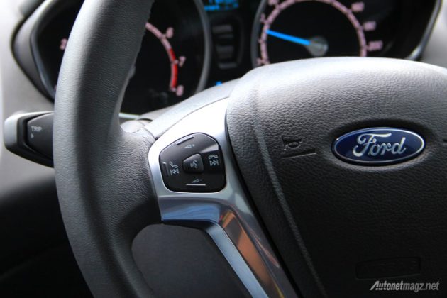 Voice command button on steering switch control button at Ford Fiesta SYNC