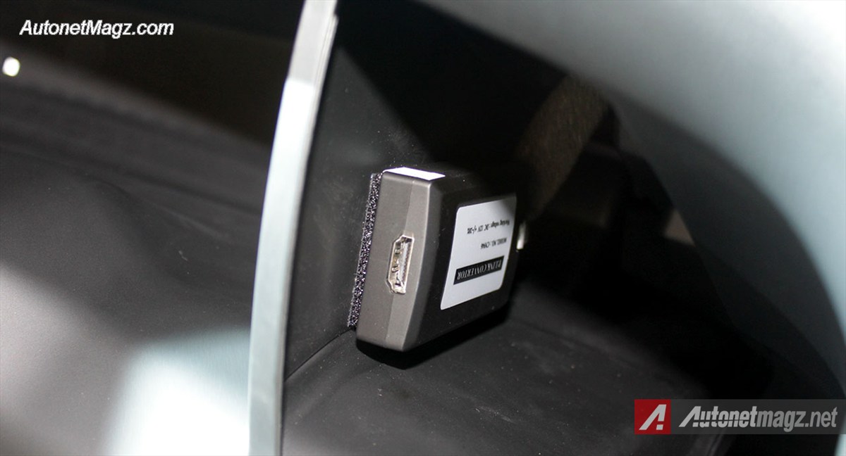 Honda, HDMI-Port-Honda-CRV-2015: First Impression Review Honda CRV Facelift 2015 Indonesia