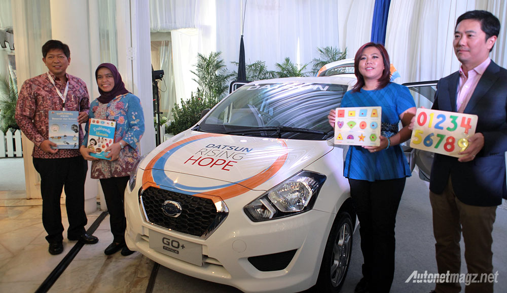 Datsun, Indriani Hadiwidjaja dan Izumi Shinkichi dari Datsun Indonesia menyerahkan Datsun GO+Panca kepada Komunitas 1001 Buku: Datsun GO+ Panca Disulap Jadi Perpustakaan Keliling Agar Anak Indonesia Gemar Membaca