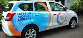 Indriani Hadiwidjaja dan Izumi Shinkichi dari Datsun Indonesia menyerahkan Datsun GO+Panca kepada Komunitas 1001 Buku