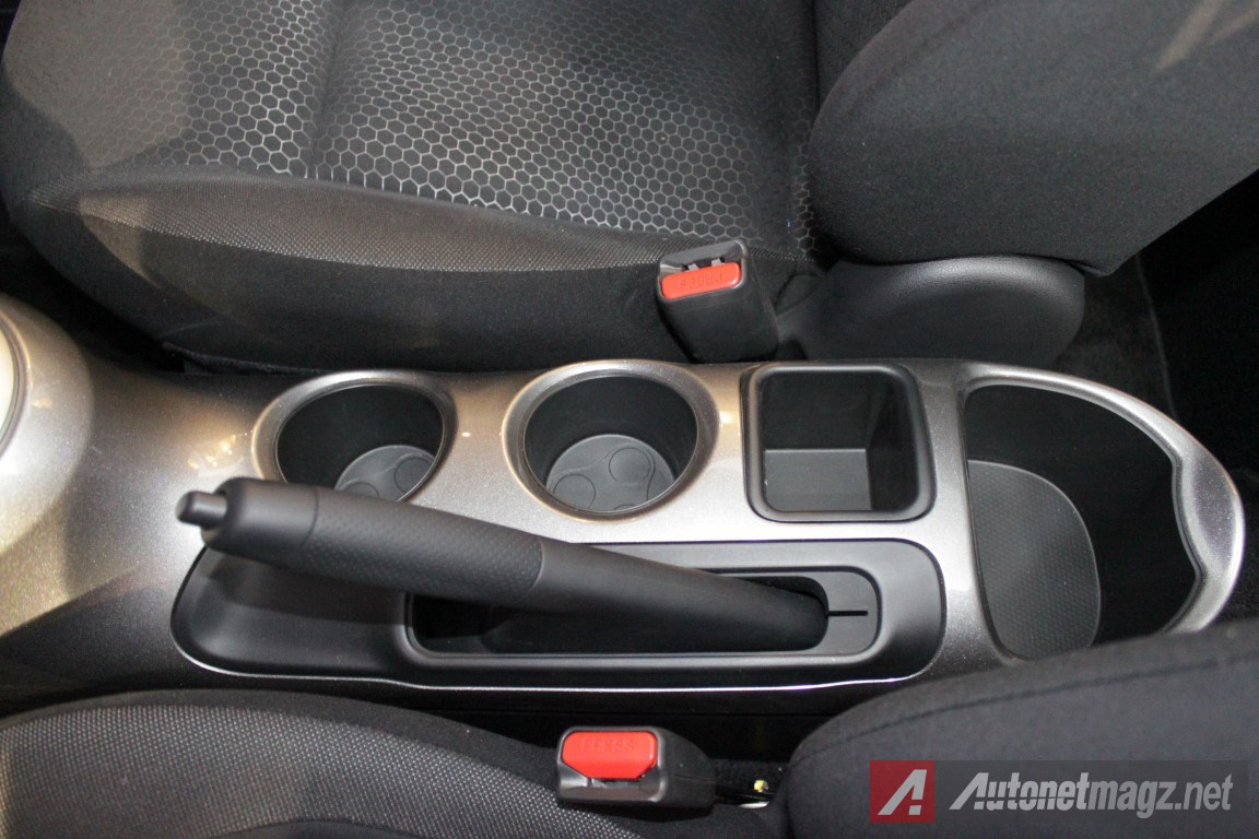 Mobil Baru, Cup holder center console box New Nissan Juke facelift 2015: First Impression Review Nissan Juke Facelift 2015 dan Juke Revolt oleh AutonetMagz