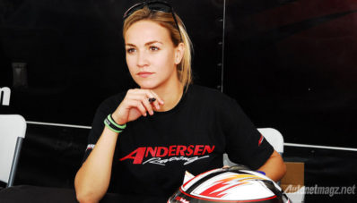 Perkenalkan Carmen Jorda, Pembalap Baru Tim F1 Lotus yang Paling Cantik