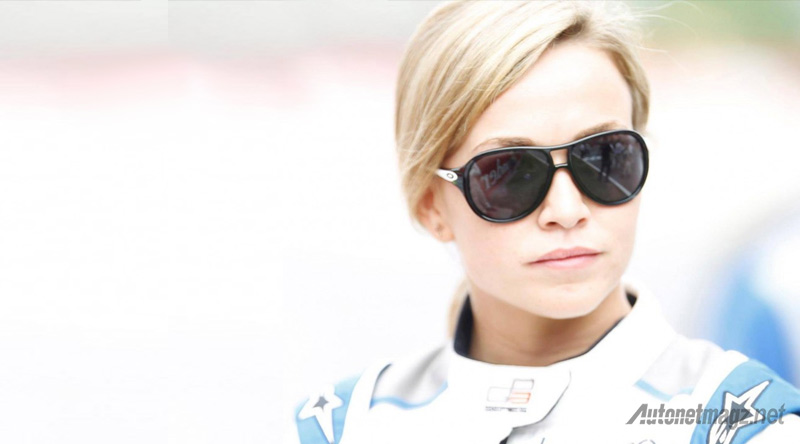Berita, Carmen-Jorda-pakai-kacamata-hitam: Perkenalkan Carmen Jorda, Pembalap Baru Tim F1 Lotus yang Paling Cantik