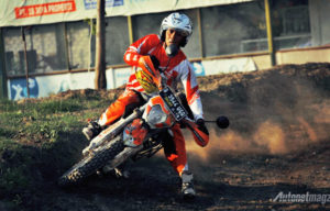 Viar Sabet Rekor MURI untuk Kegiatan Touring Keliling Indonesia dengan Cross X 200 SE Viar Sabet Rekor MURI untuk Kegiatan Touring Keliling Indonesia dengan Cross X 200 SE