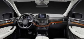 Mercedes-Benz-GLE-2016-Center-Console