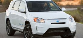 Toyota RAV4 EV powered by Tesla Motors 2015