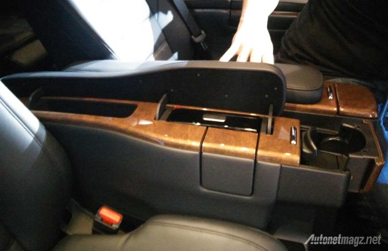 Berita, armrest-kayu-toyota-vellfire: First Impression Review Toyota Alphard dan Vellfire 2015