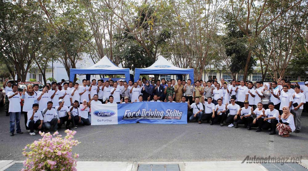 Berita, foto-bersama-peserta-ford-dsfl: Ford Driving Skills for Life Kini Sambangi Aceh