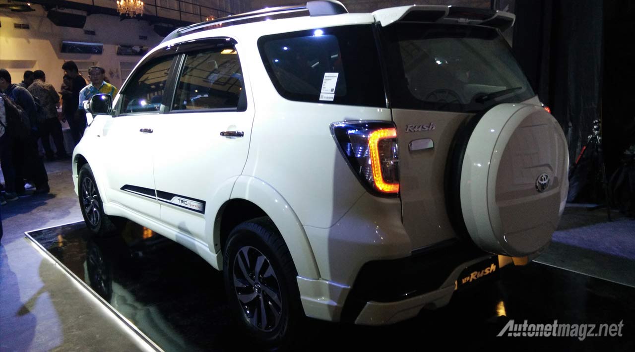 Foto Toyota New Rush Facelift 2015 Belakang AutonetMagz Review