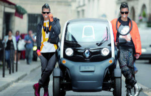 Remaja Prancis Berusia Mulai 14 Tahun Kini Boleh Mengendarai Renault Twizy Secara Legal Remaja Prancis Berusia Mulai 14 Tahun Kini Boleh Mengendarai Renault Twizy Secara Legal