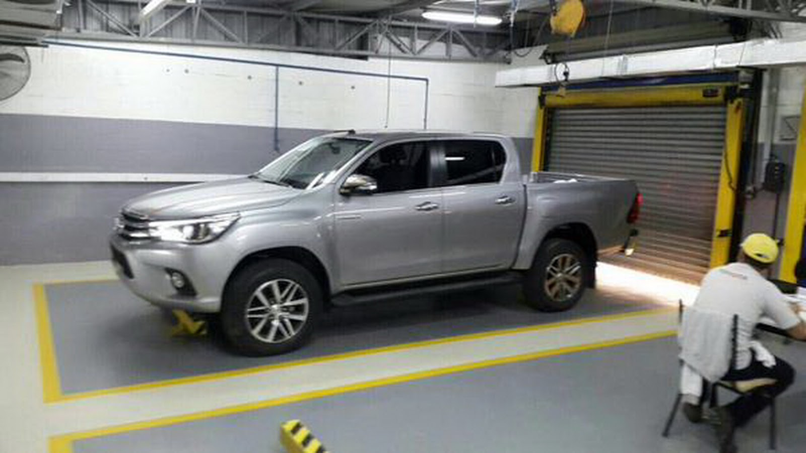 Terlihat Sudah Sosok Utuh Toyota Hilux Tanpa Penyamaran Sedikit Pun