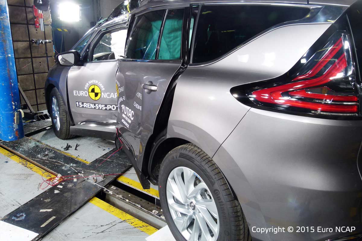 Berita, hasil-tabrak-samping-renault-espace: Tes Tabrak Euro NCAP : Suzuki Vitara dan Renault Espace 5 Bintang, Mazda 2 dan Fiat 500X 4 Bintang