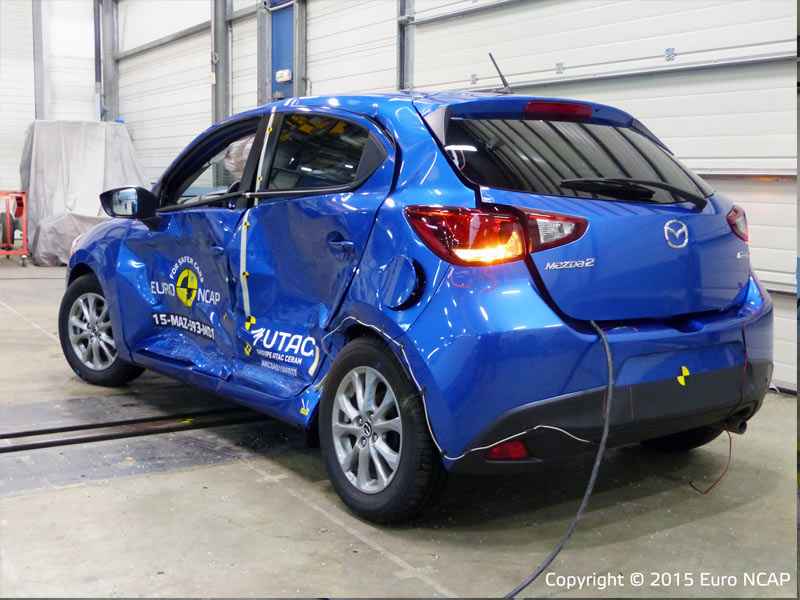 Berita, hasil-tes-tabrak-samping-mazda-2-biru: Tes Tabrak Euro NCAP : Suzuki Vitara dan Renault Espace 5 Bintang, Mazda 2 dan Fiat 500X 4 Bintang