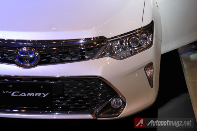 Berita, lampu-sein-Toyota-camry-facelift-hybrid: First Impression Review Toyota Camry Facelift 2015 oleh AutonetMagz