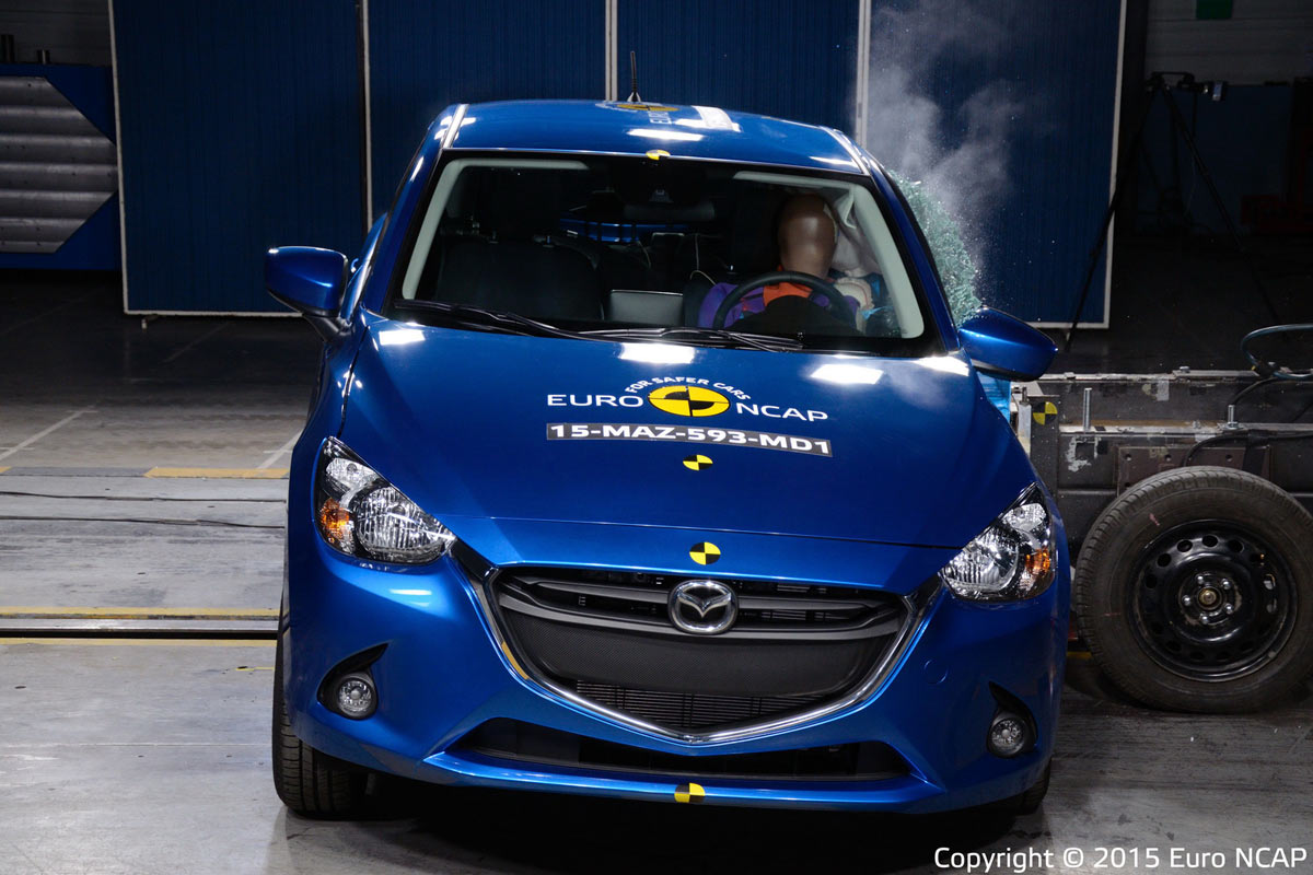 Berita, tes-tabrak-samping-mazda-2-biru: Tes Tabrak Euro NCAP : Suzuki Vitara dan Renault Espace 5 Bintang, Mazda 2 dan Fiat 500X 4 Bintang