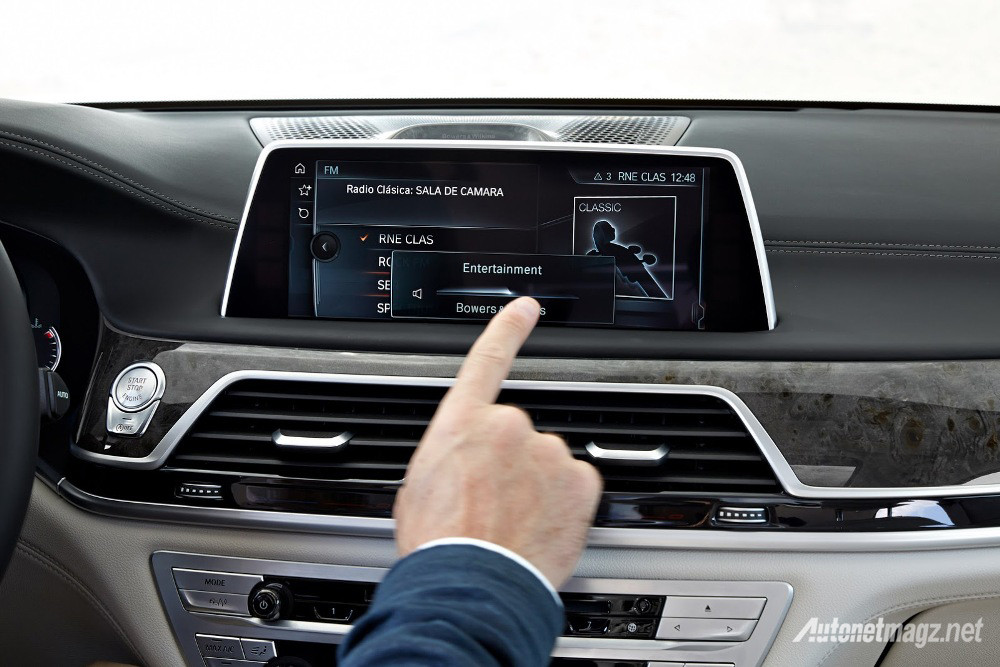 Berita, BMW-7-Series-G11-2016-touchscreen-idrive: Inilah Sosok BMW Seri 7 G11 Terbaru Dengan Fitur Masa Depan (Dengan Video)