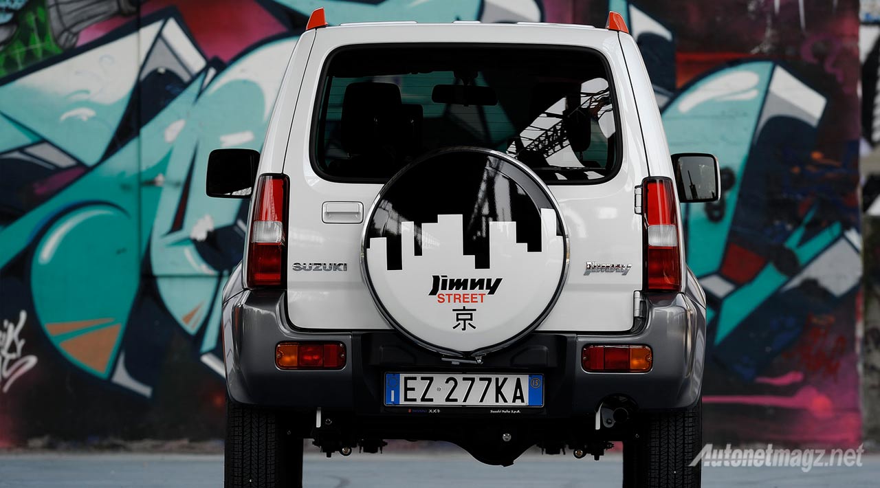 Berita, Suzuki-Jimny-Street-rear: Suzuki Jimny Street, Edisi Khusus Jimny Melenggang di Negeri Pizza