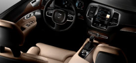 Volvo-XC90-interior-side