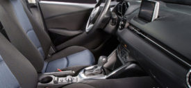 Interior dashboard Mazda2 SkyActiv berlogo Toyota ada pada Yaris sedan versi Kanada