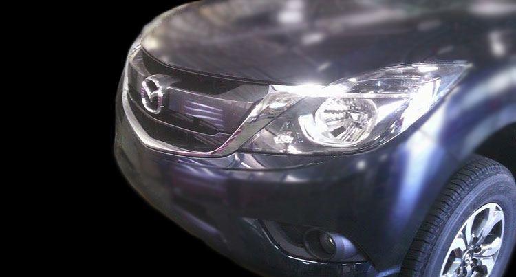 Berita, headlamp-mazda-bt-50-facelift: Spy Shot Mazda BT-50 Double Cabin Facelift Terkuak, Digosipkan Pakai MZD Connect