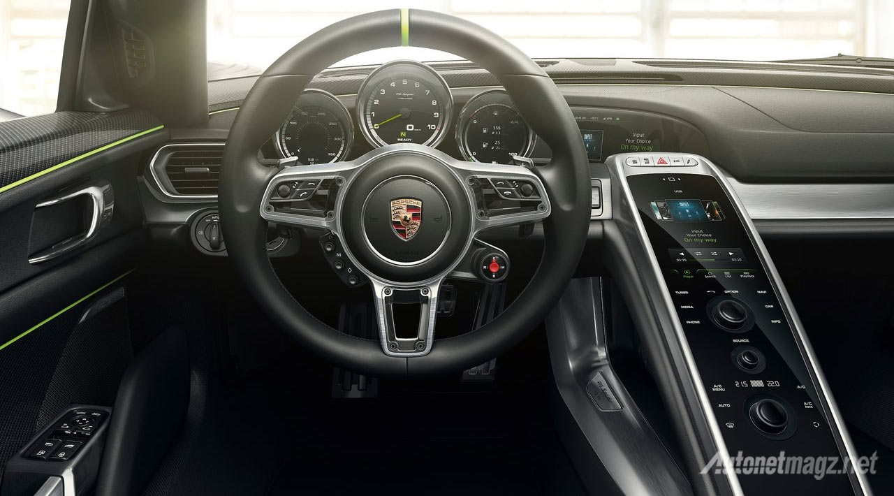 Berita, interior-porsche-918-spyder: Supercar Hybrid Ramah Lingkungan Porsche 918 Spyder Sudah Mencapai Unit Produksi Terakhir
