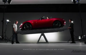Mazda MX-5 Pamer Keseimbangan Sempurna di Atas Jungkat-Jungkit Mazda MX-5 Pamer Keseimbangan Sempurna di Atas Jungkat-Jungkit