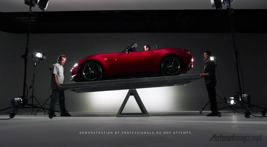 Mazda MX-5 Pamer Keseimbangan Sempurna di Atas Jungkat-Jungkit Mazda MX-5 Pamer Keseimbangan Sempurna di Atas Jungkat-Jungkit